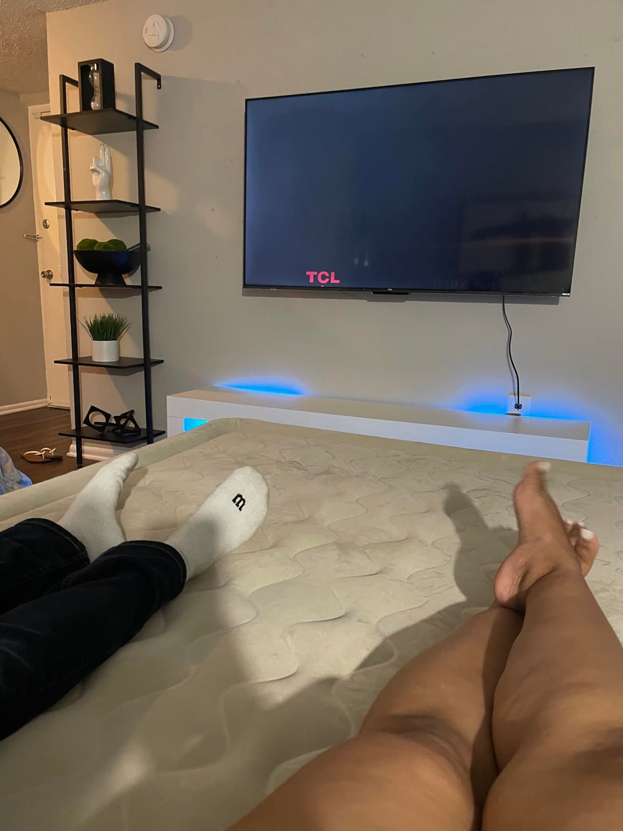 Intex 64447ED Dura-Beam Deluxe Ultra Plush Air Mattress with Headboard: Fiber-Tech – Queen Size – Built-in Electric Pump – 18in Bed Height – 600lb Weight Capacity photo review