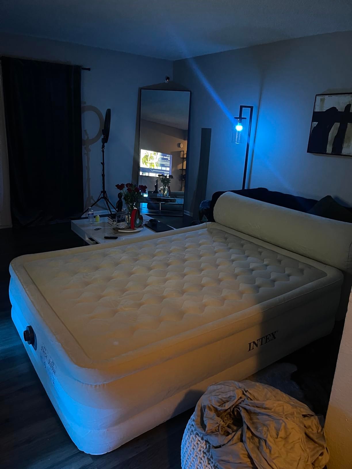 Intex 64447ED Dura-Beam Deluxe Ultra Plush Air Mattress with Headboard: Fiber-Tech – Queen Size – Built-in Electric Pump – 18in Bed Height – 600lb Weight Capacity photo review