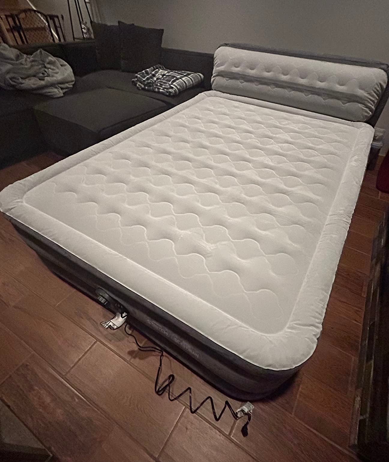 Intex 64447ED Dura-Beam Deluxe Ultra Plush Air Mattress with Headboard: Fiber-Tech – Queen Size – Built-in Electric Pump – 18in Bed Height – 600lb Weight Capacity photo review