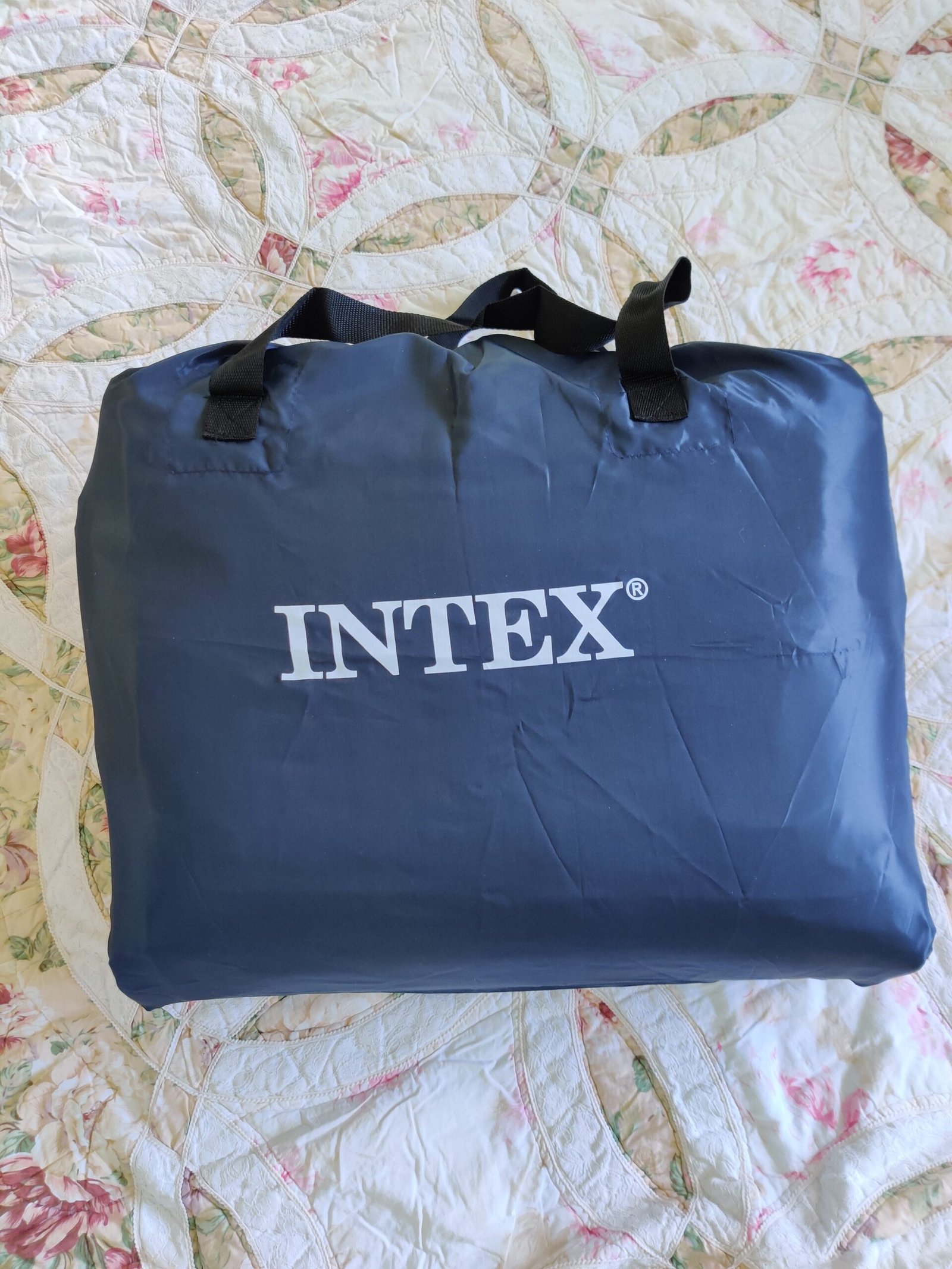 Intex 64447ED Dura-Beam Deluxe Ultra Plush Air Mattress with Headboard: Fiber-Tech – Queen Size – Built-in Electric Pump – 18in Bed Height – 600lb Weight Capacity photo review