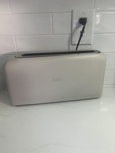 bella 2 Slice Slim Toaster. Fits-anywhere™ Kitchenware. 6 Setting Shade Control with Reheat & Cancel Buttons. Fits sourdough. 10 Long Slot. Anti Jam & Auto Shutoff. 900 Watt. Oatmilk photo review