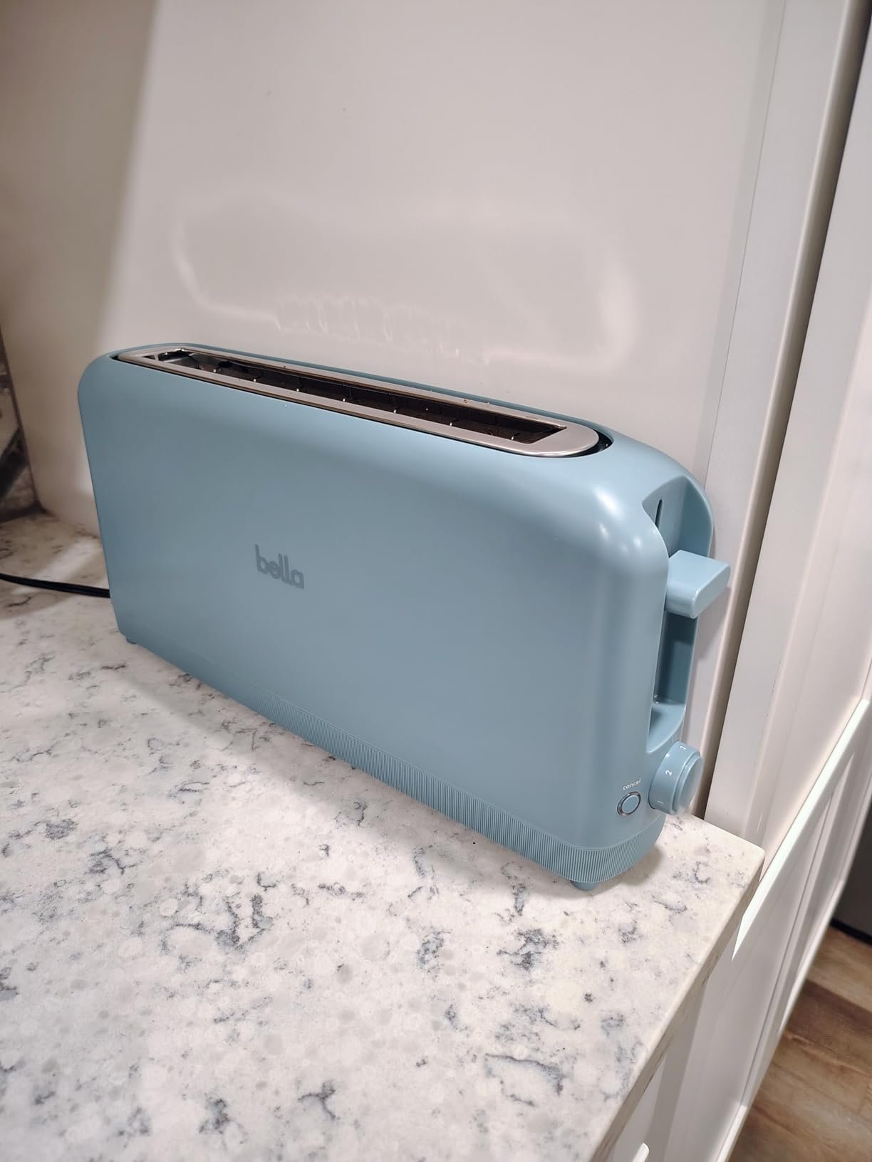 bella 2 Slice Slim Toaster. Fits-anywhere™ Kitchenware. 6 Setting Shade Control with Reheat & Cancel Buttons. Fits sourdough. 10 Long Slot. Anti Jam & Auto Shutoff. 900 Watt. Oatmilk photo review