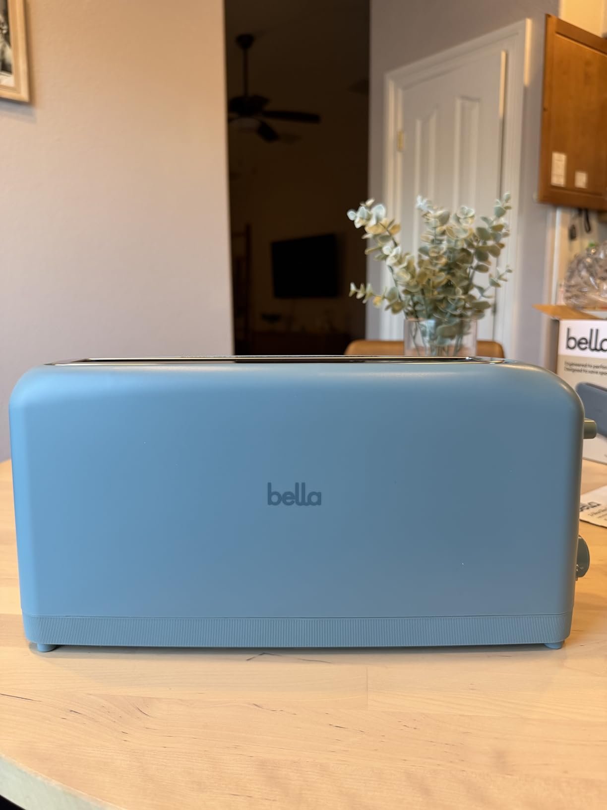 bella 2 Slice Slim Toaster. Fits-anywhere™ Kitchenware. 6 Setting Shade Control with Reheat & Cancel Buttons. Fits sourdough. 10 Long Slot. Anti Jam & Auto Shutoff. 900 Watt. Oatmilk photo review