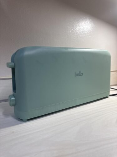bella 2 Slice Slim Toaster. Fits-anywhere™ Kitchenware. 6 Setting Shade Control with Reheat & Cancel Buttons. Fits sourdough. 10 Long Slot. Anti Jam & Auto Shutoff. 900 Watt. Oatmilk photo review