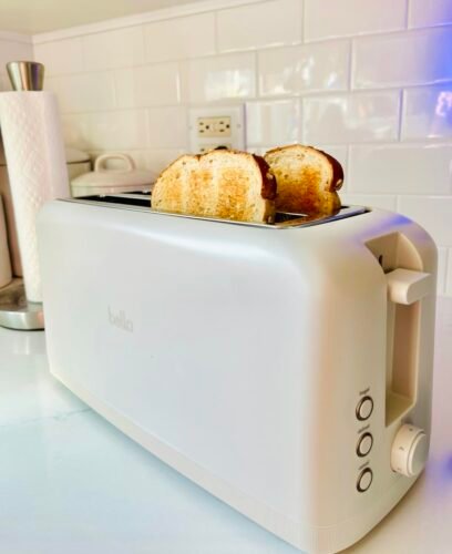 bella 2 Slice Slim Toaster. Fits-anywhere™ Kitchenware. 6 Setting Shade Control with Reheat & Cancel Buttons. Fits sourdough. 10 Long Slot. Anti Jam & Auto Shutoff. 900 Watt. Oatmilk photo review