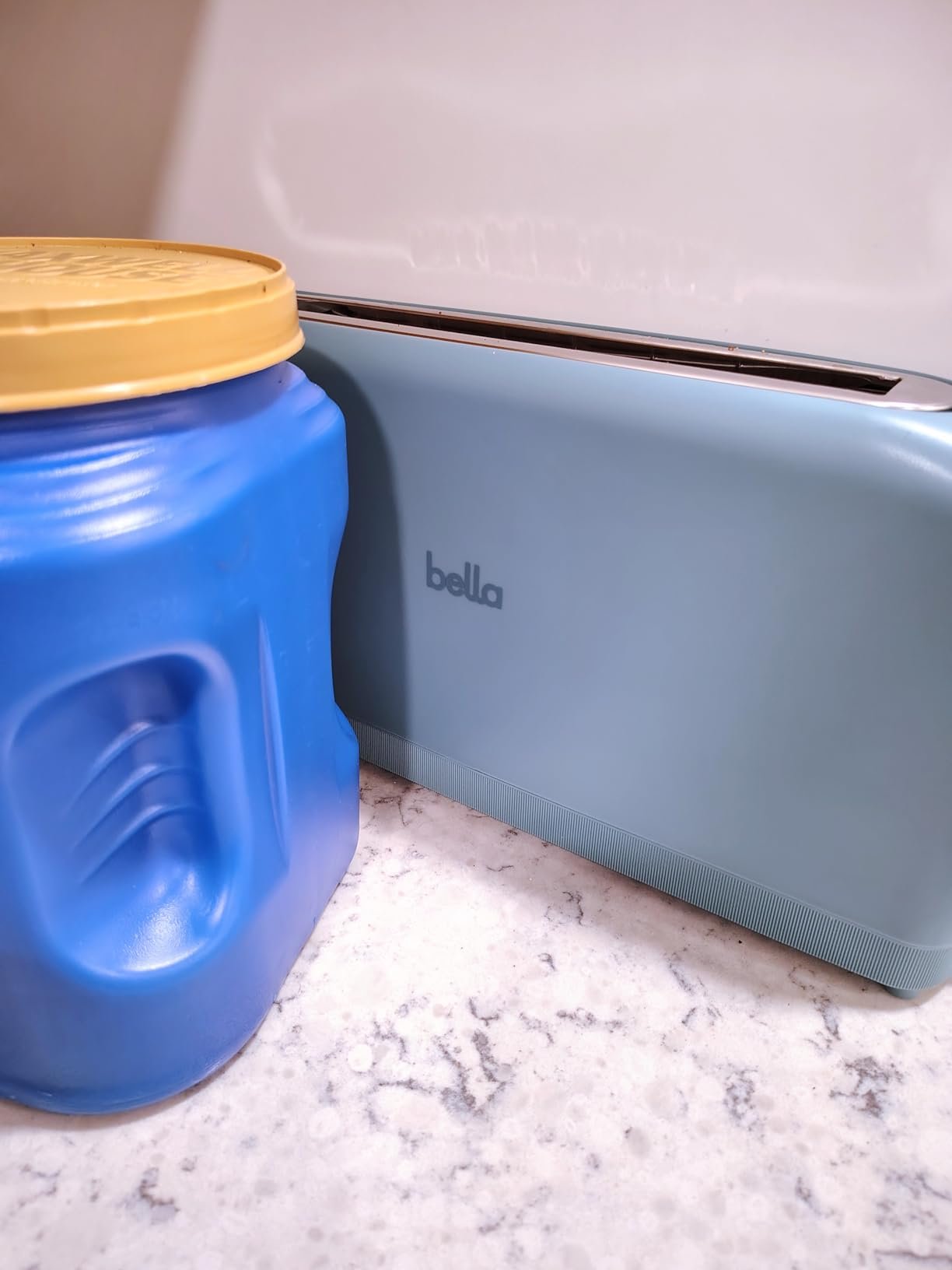 bella 2 Slice Slim Toaster. Fits-anywhere™ Kitchenware. 6 Setting Shade Control with Reheat & Cancel Buttons. Fits sourdough. 10 Long Slot. Anti Jam & Auto Shutoff. 900 Watt. Oatmilk photo review