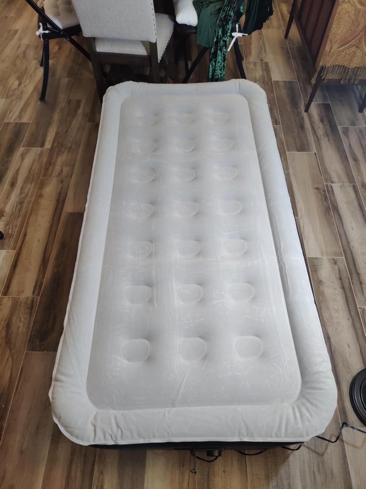 Queen Air Mattress with Built-in Pump. 18 Raised Blow Up Mattress. 800 lbs Max Honeycomb Air Bed. 48Hr Leak-Proof Test. 3min Inflatable Mattress for Home. Guests. Camping. Colchones inflables photo review
