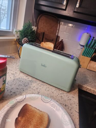 bella 2 Slice Slim Toaster. Fits-anywhere™ Kitchenware. 6 Setting Shade Control with Reheat & Cancel Buttons. Fits sourdough. 10 Long Slot. Anti Jam & Auto Shutoff. 900 Watt. Oatmilk photo review
