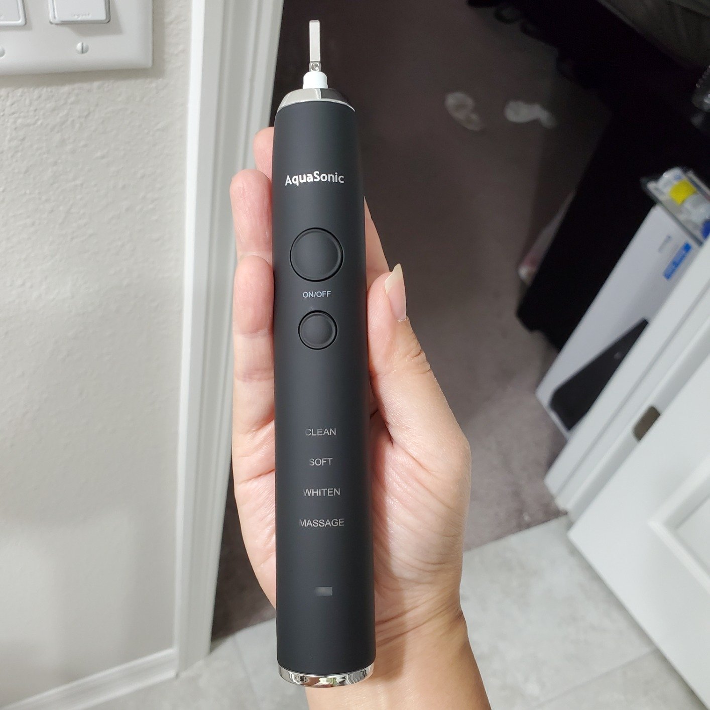 Aquasonic Black Series Ultra Whitening Toothbrush – ADA Accepted Electric Toothbrush- 8 Brush Heads & Travel Case – 40.000 VPM Electric Motor & Wireless Charging - 4 Modes w Smart Timer photo review