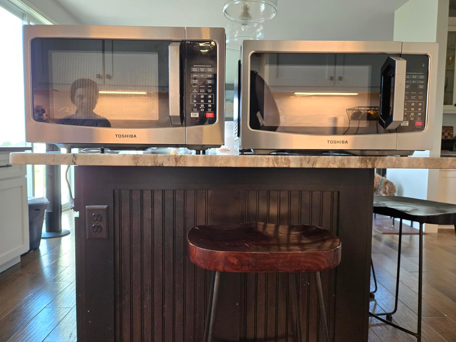 TOSHIBA EM131A5C-BS Countertop Microwave Ovens 1.2 Cu Ft. 12.4 Removable Turntable Smart Humidity Sensor 12 Auto Menus Mute Function ECO Mode Easy Clean Interior Black Color 1000W photo review