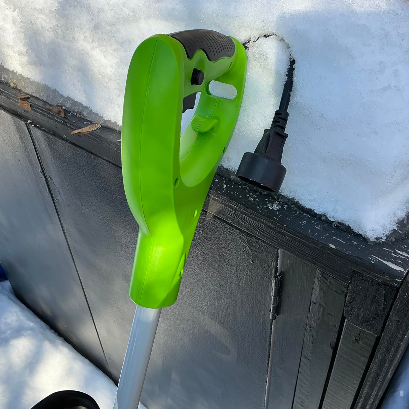 Greenworks 8 Amp 12-Inch Electric Corded Snow Shovel. 20ft Throwing Distance. 12 Wide & 6 Deep Clearing. 300Lbs/Min Snow Thrower Blower Removal Tool for Patio/Driveway/Steps/Sidewalk/Winter Storm photo review