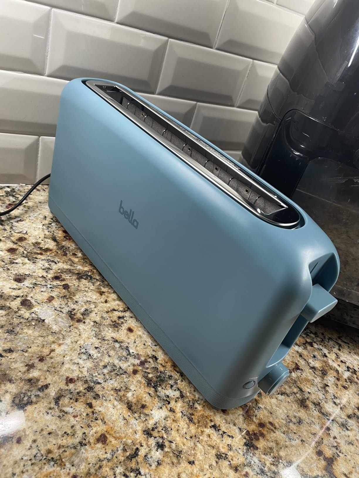 bella 2 Slice Slim Toaster. Fits-anywhere™ Kitchenware. 6 Setting Shade Control with Reheat & Cancel Buttons. Fits sourdough. 10 Long Slot. Anti Jam & Auto Shutoff. 900 Watt. Oatmilk photo review