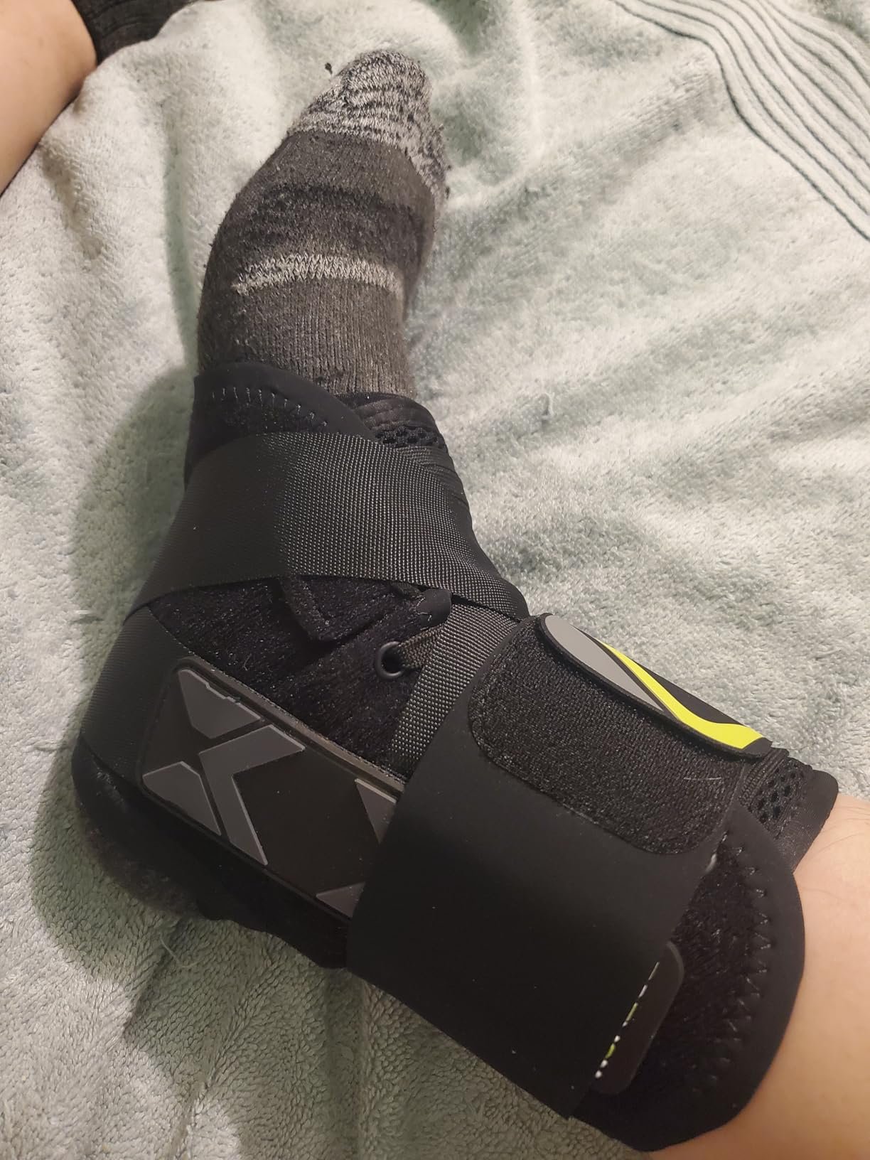 Quick Lace Up Ankle Brace with Side Stabilizing Pads. Slim Fit Ankle Support Brace. Adjustable & Breathable Ankle Support for Men Women. Ankle Stabilizer for Sprain.Injury Recovery.Sports.XL photo review