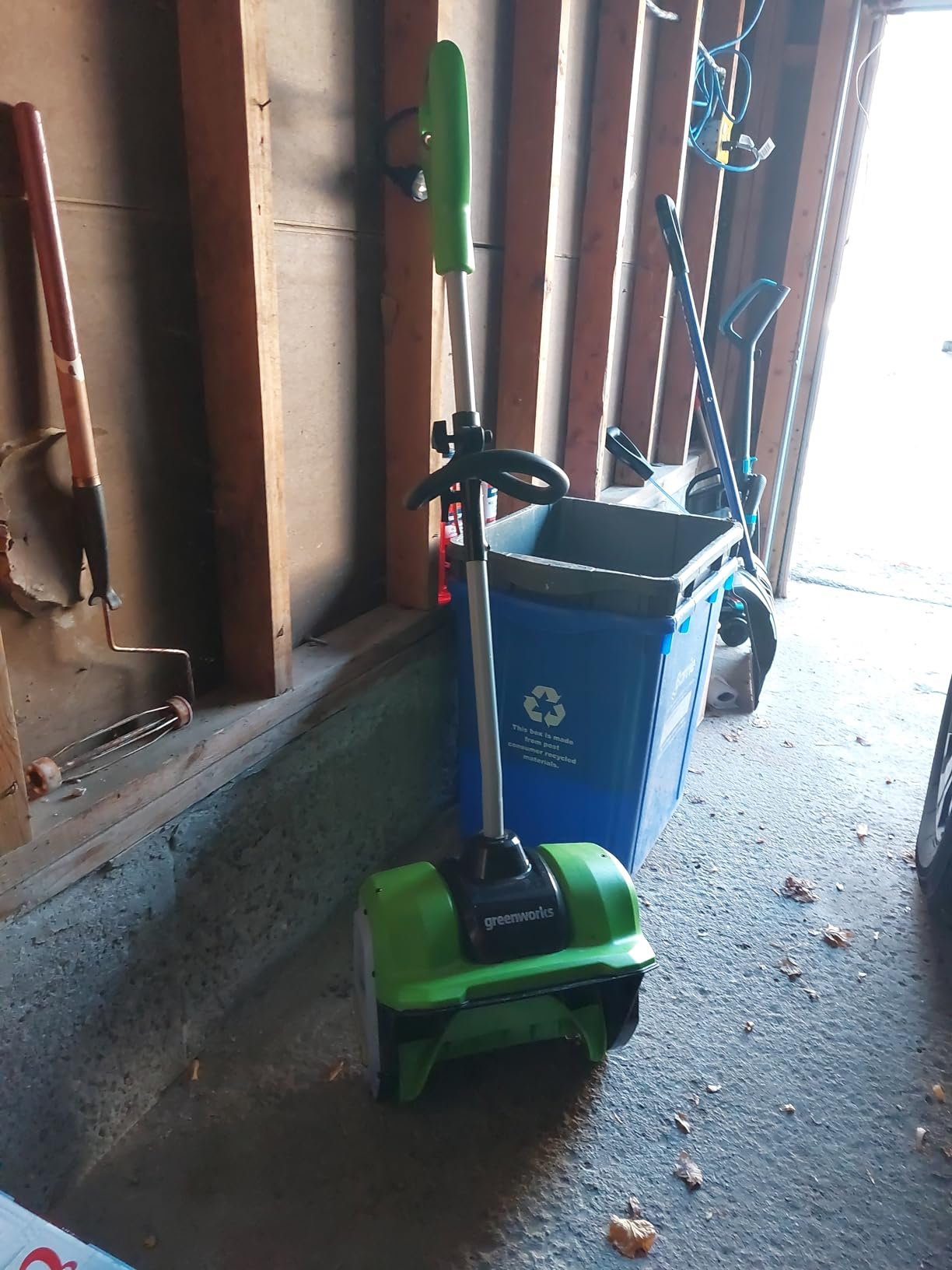 Greenworks 8 Amp 12-Inch Electric Corded Snow Shovel. 20ft Throwing Distance. 12 Wide & 6 Deep Clearing. 300Lbs/Min Snow Thrower Blower Removal Tool for Patio/Driveway/Steps/Sidewalk/Winter Storm photo review