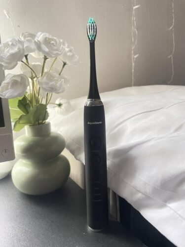 Aquasonic Black Series Ultra Whitening Toothbrush – ADA Accepted Electric Toothbrush- 8 Brush Heads & Travel Case – 40.000 VPM Electric Motor & Wireless Charging - 4 Modes w Smart Timer photo review
